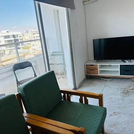 Alloggio in famiglia Rooms, 500m To Marina Larnaca