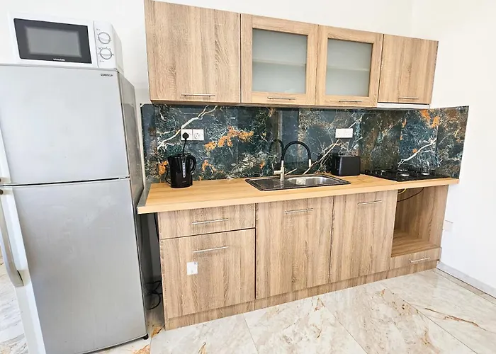 Homestay Rooms, 500m To Marina