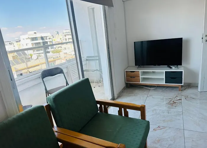 Homestay Rooms, 500m To Marina Larnaca