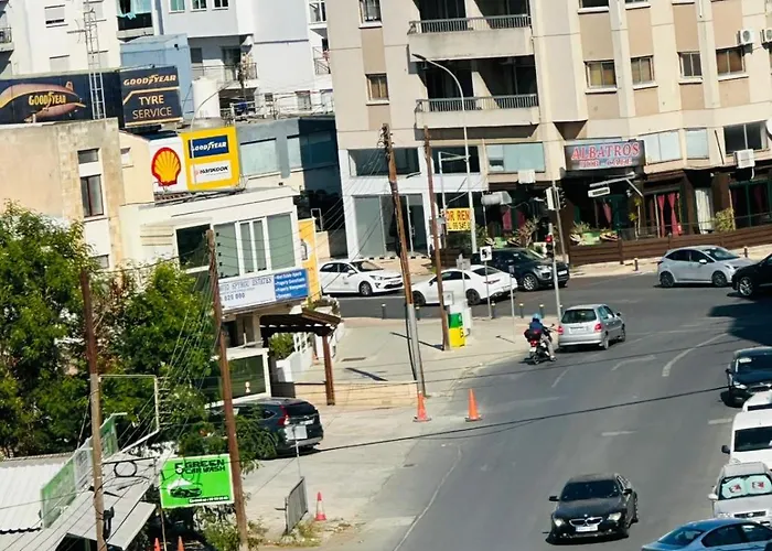 Homestay Rooms, 500m To Marina *