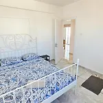Privat bolig Rooms, 500m To Marina