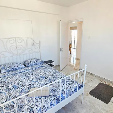 Privat bolig Rooms, 500m To Marina