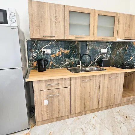 Privat bolig Rooms, 500m To Marina